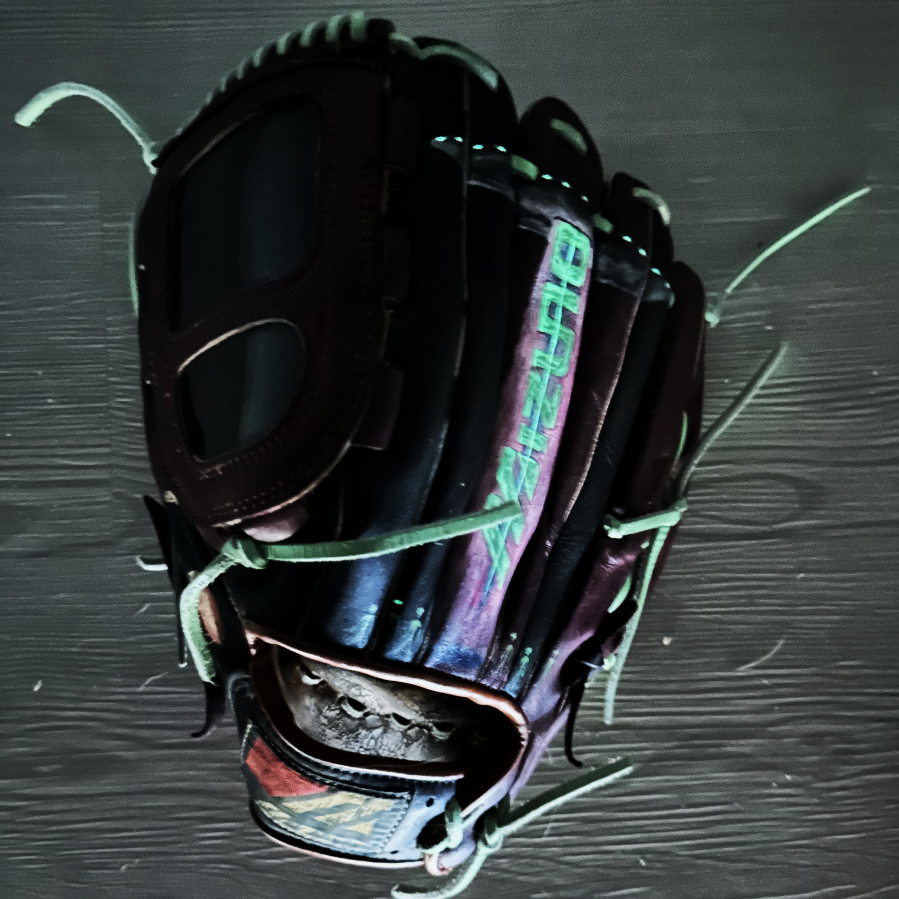 Custom Alien Glove – Restored & Customized Mizuno MT8000 Opti-Web