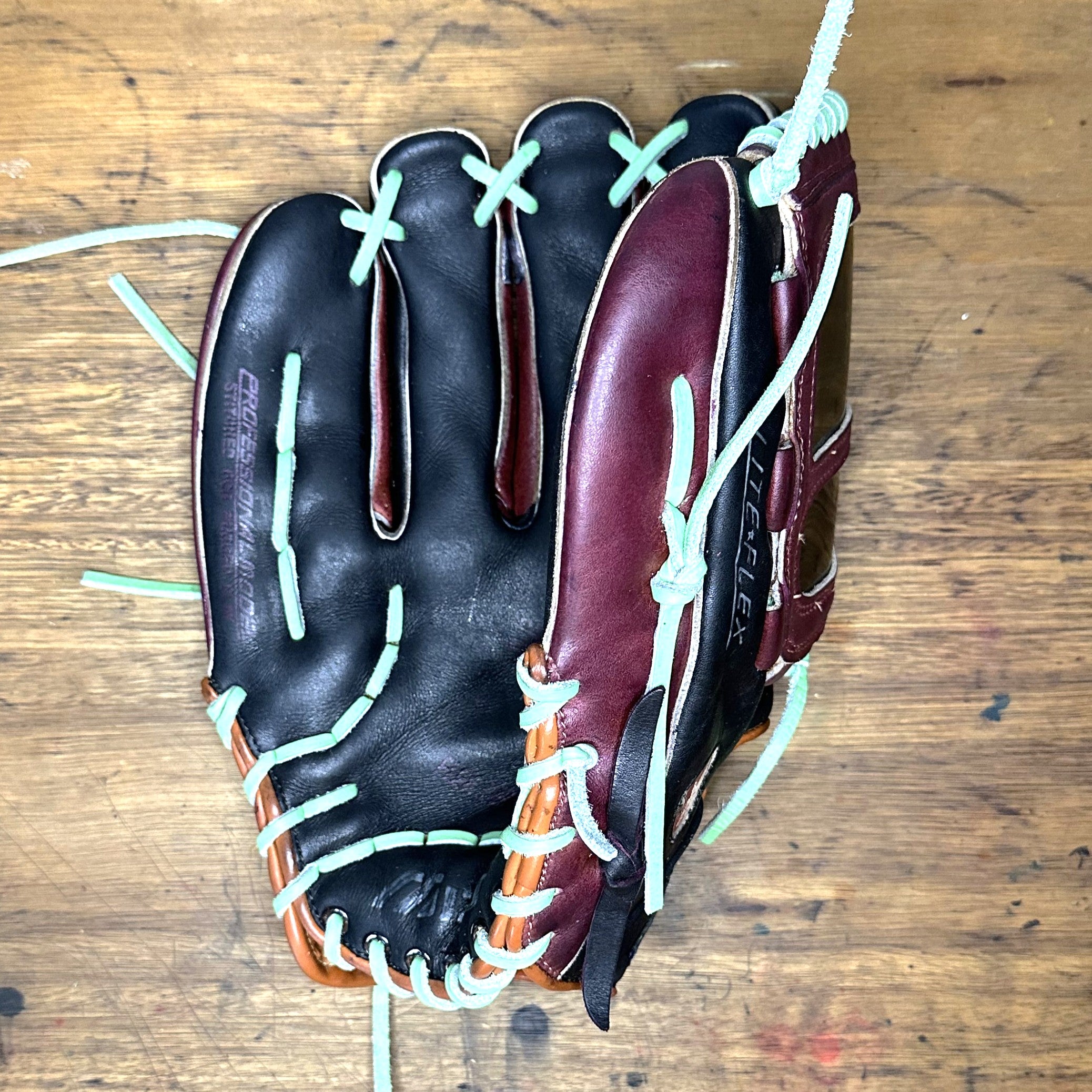 Custom Alien Glove – Restored & Customized Mizuno MT8000 Opti-Web