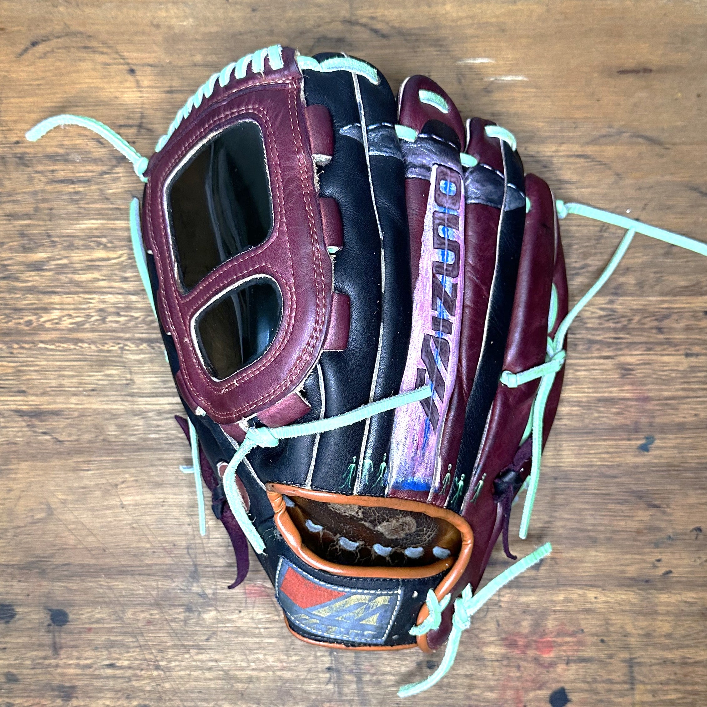 Custom Alien Glove – Restored & Customized Mizuno MT8000 Opti-Web