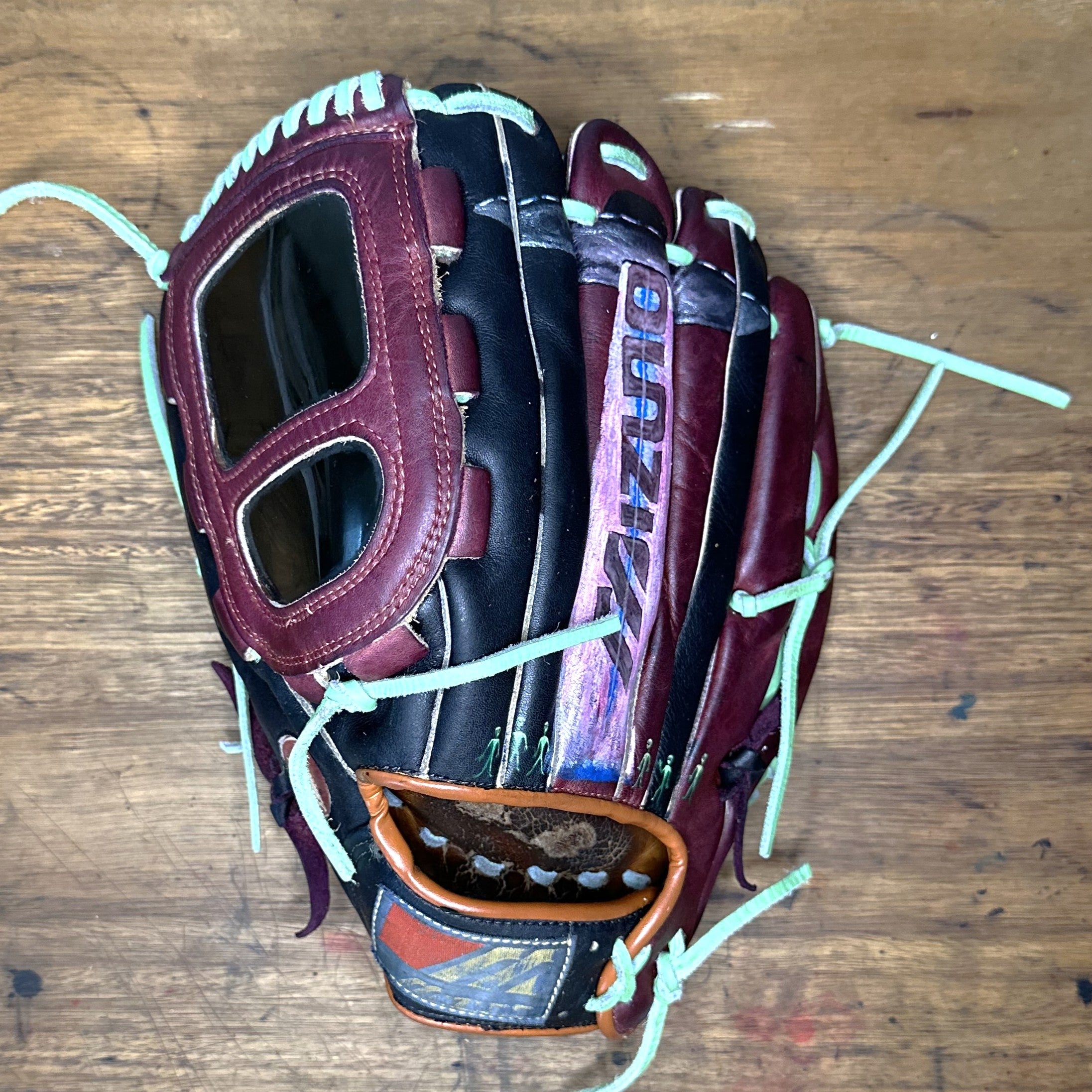 Custom Alien Glove – Restored & Customized Mizuno MT8000 Opti-Web