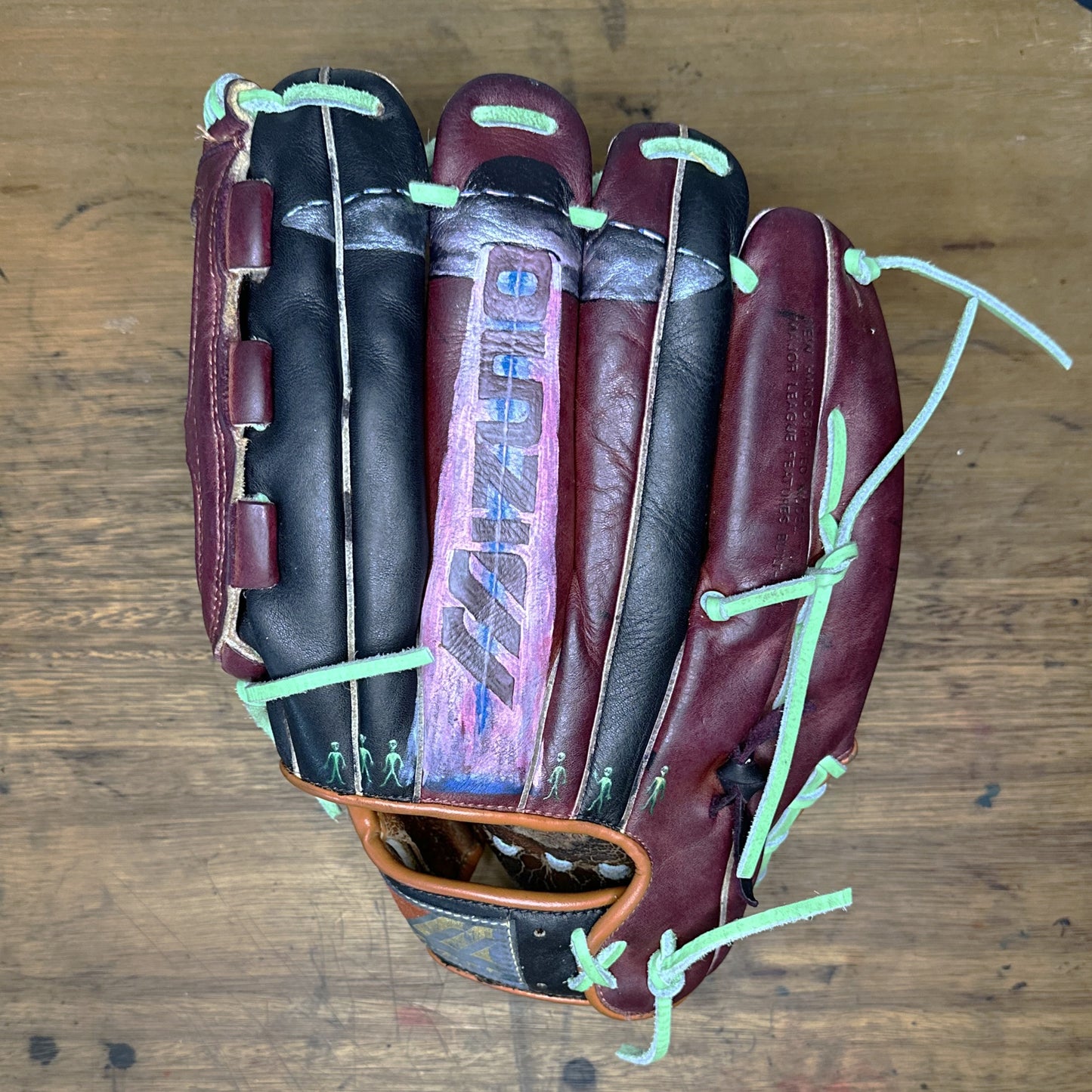Custom Alien Glove – Restored & Customized Mizuno MT8000 Opti-Web