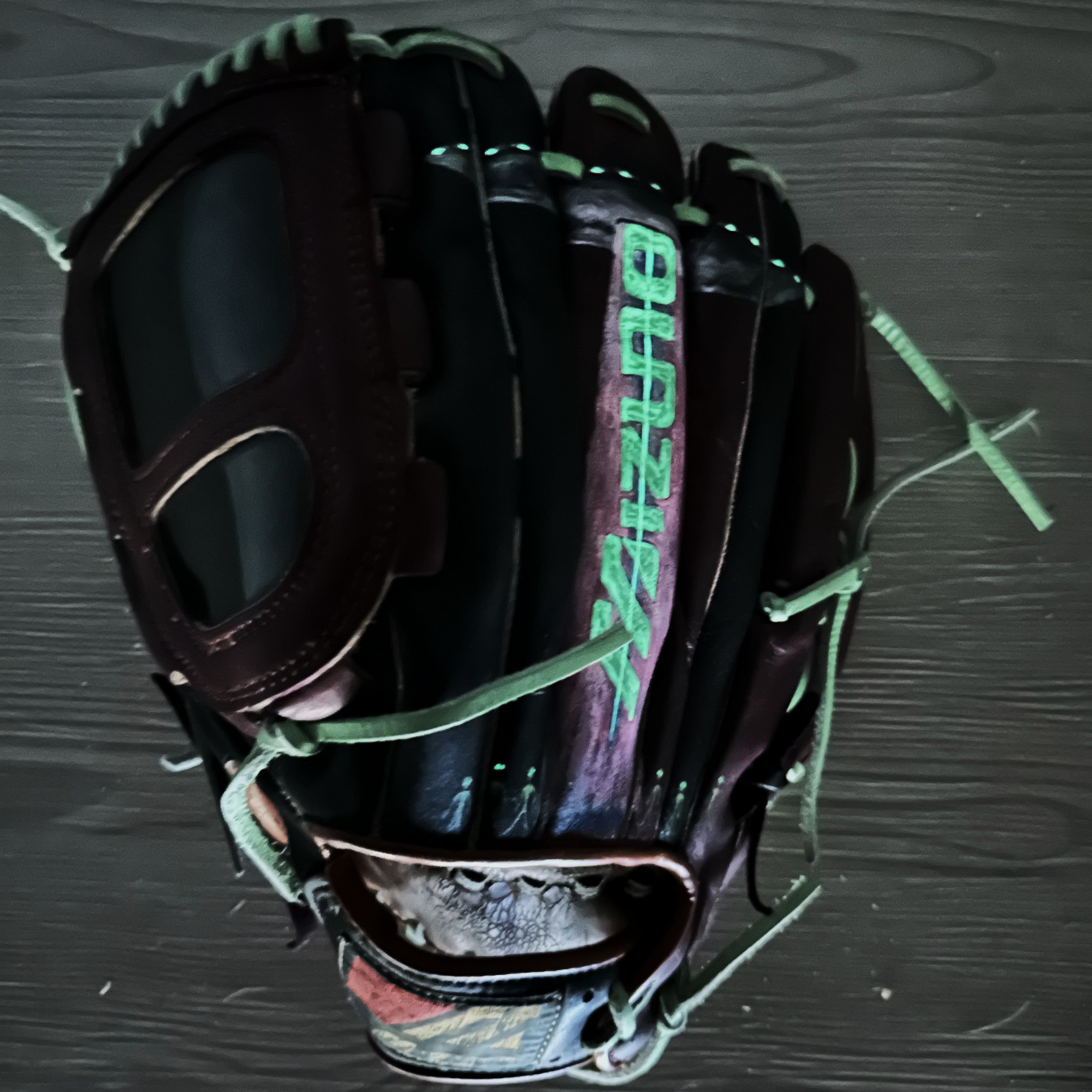 Custom Alien Glove – Restored & Customized Mizuno MT8000 Opti-Web