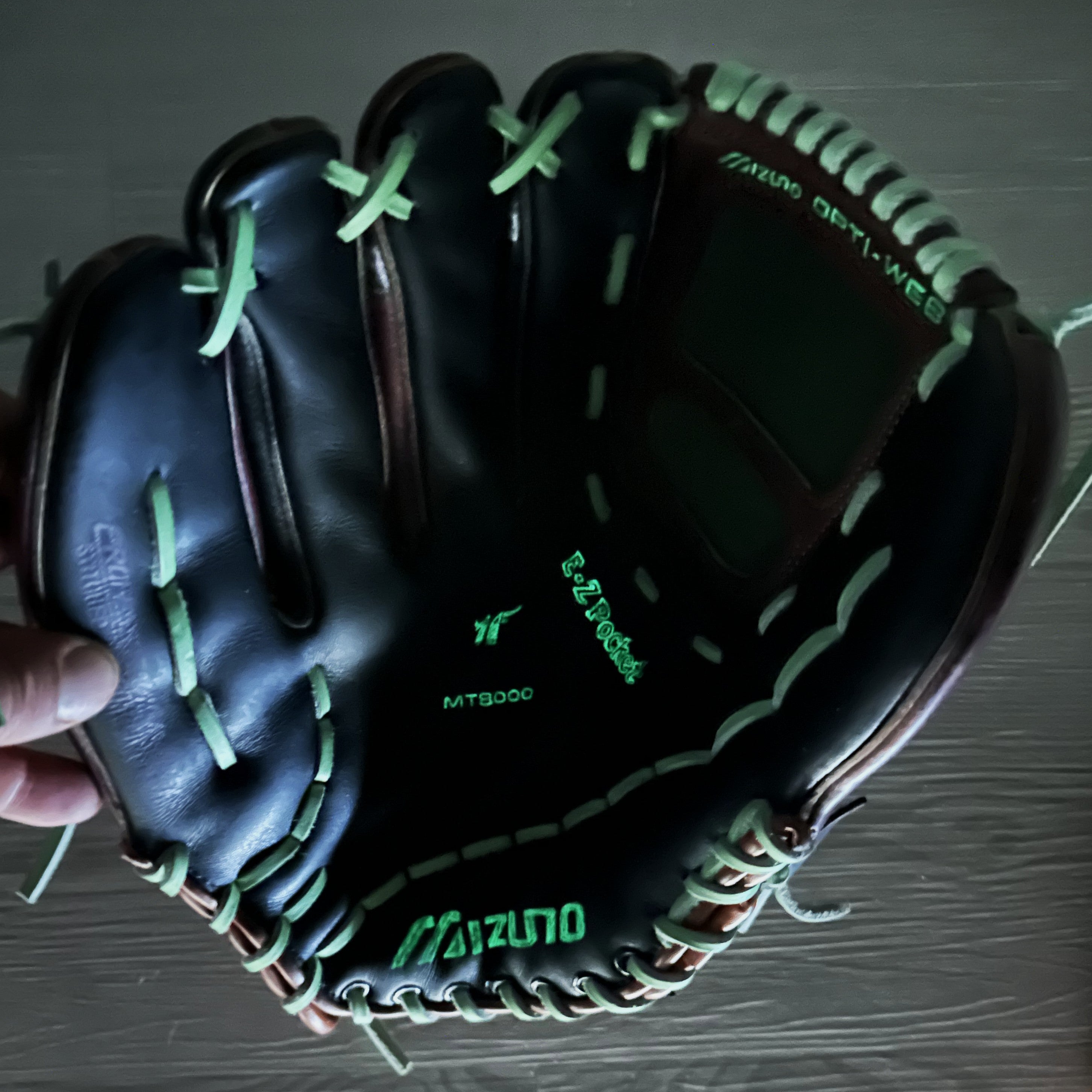 Custom Alien Glove – Restored & Customized Mizuno MT8000 Opti-Web